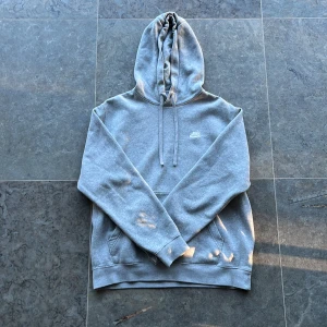 Grått Nike mjukis set - Säljer ett grått Nike mjukis set. Tröjan har snörning och en logga på bröstet. Inga skavanker på den alls. Byxorna har också snörning och logga på ena lårsidan utan skavanker. Ett väldigt snyggt och skönt set som är perfekt nu inför vintern. Det har inte förbrukats så extremt mycket så de är i ett bra skick. OBS Säljer hela setet tillsammans! Om ni även vill ha fler bilder på setet så är det bara att höra av sig!