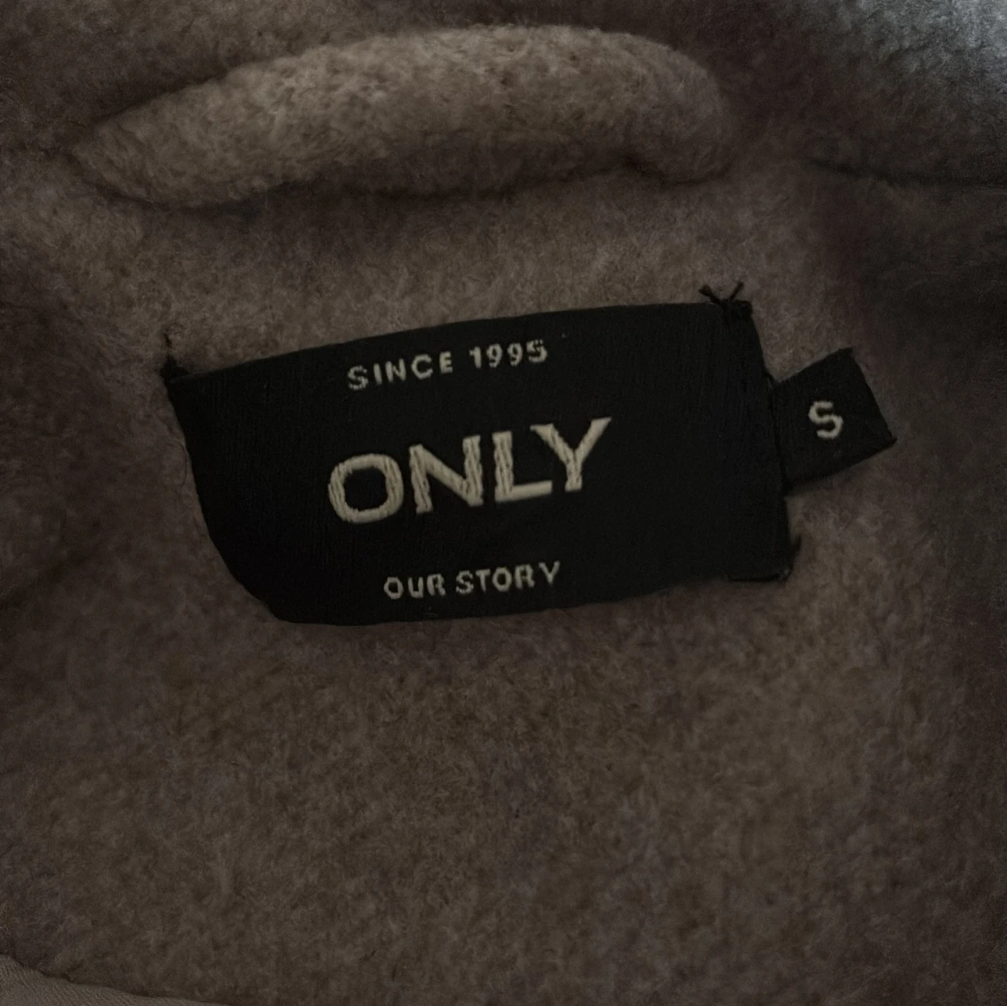 Grå/beige kappa med bälte från ONLY - 3