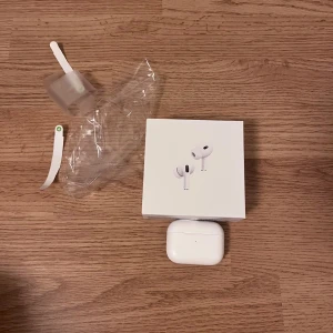 AirPods Pro 2nd Generation with MagSafe Charging Case - Säljer ett par Apple AirPods Pro 2nd Generation med MagSafe-laddningsetui. Komplett med originalkartong, laddkabel och tillbehör. Mycket fint skick, inga synliga repor eller skador. Perfekt för trådlös musik och samtal med aktiv brusreducering.