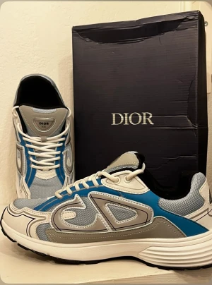 Dior B30 blå  - Säljer ett par Dior b30, mycket bra skick och knappt använda. De har inga defekter och säljer dom eftersom dom var försmå för mig. Pris kan diskuteras vid snabb affär.