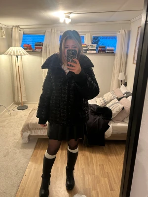 Svart teddyjacka från GUESS, storlek S - Säljer en svart teddyjacka från Guess i storlek S. Jackan har en bred krage, långärmade ärmar och ett glansigt, quiltat mönster. Materialet är mjuk polyester och jackan har dragkedja framtill.Använd få tal gånger. 