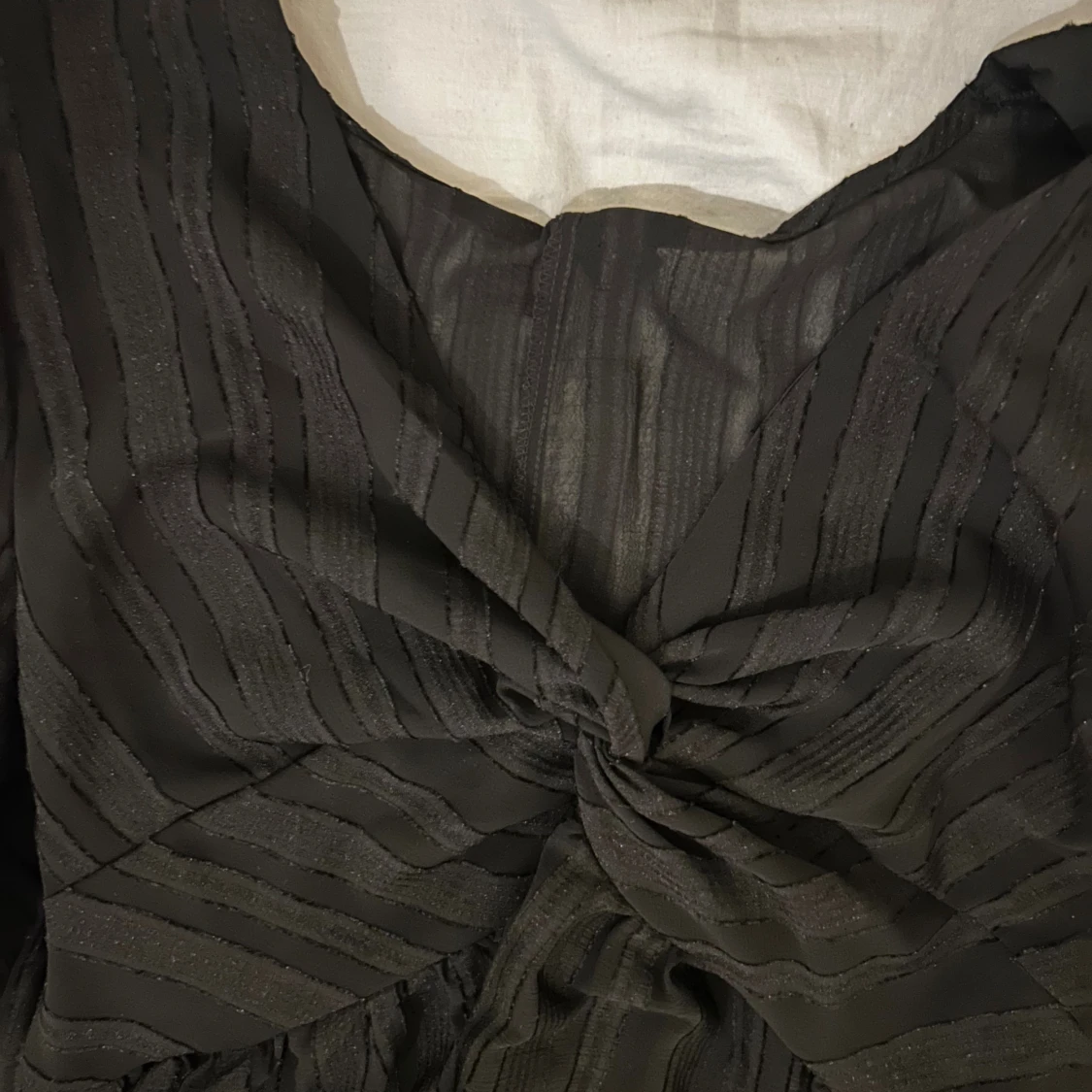 Svart randig blus med en knut framtill - 2