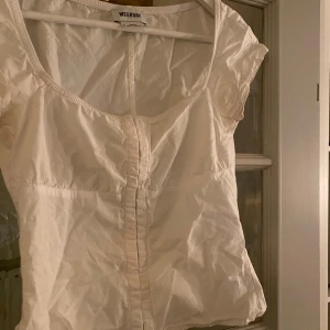 Vit blus från Weekday med kort ärm - Vit blus/ topp från Weekday i storlek 34. 