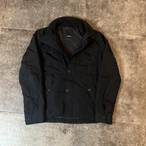 J. Lindeberg Feild Jacket - Riktigt snygg feild från j. lindeberg i strlk M! Skicket är bra🫡