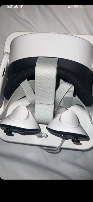 Meta Quest 3 VR-headset - Meta Quest 3 VR-headset med två handkontroller och originalförpackning. Enheten är i mycket gott skick, inga synliga repor eller skador. Perfekt för spel och upplevelser i virtuell verklighet. 