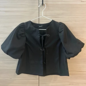 Gina Tricot blus - Svart satinblus från Gina Tricot i strl XS. Blusen är endast använd en gång och därav i nyskick!