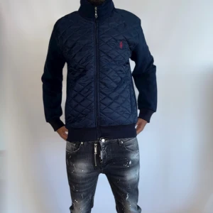 Polo Ralph lauren tröja strl S  Blå - Helt ny. Fin replika med grym kvalité. Modellen är 175cm lång och bär storlek S i bilderna. Pris: 1199krr. Först till kvarn som gäller. Skickas direkt inom 24 h