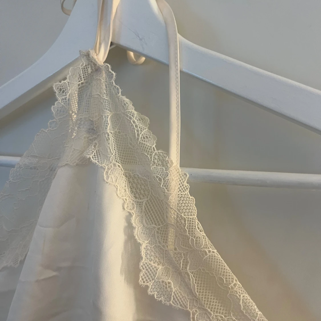 Champagnefärgad spetsblus i satin - 1