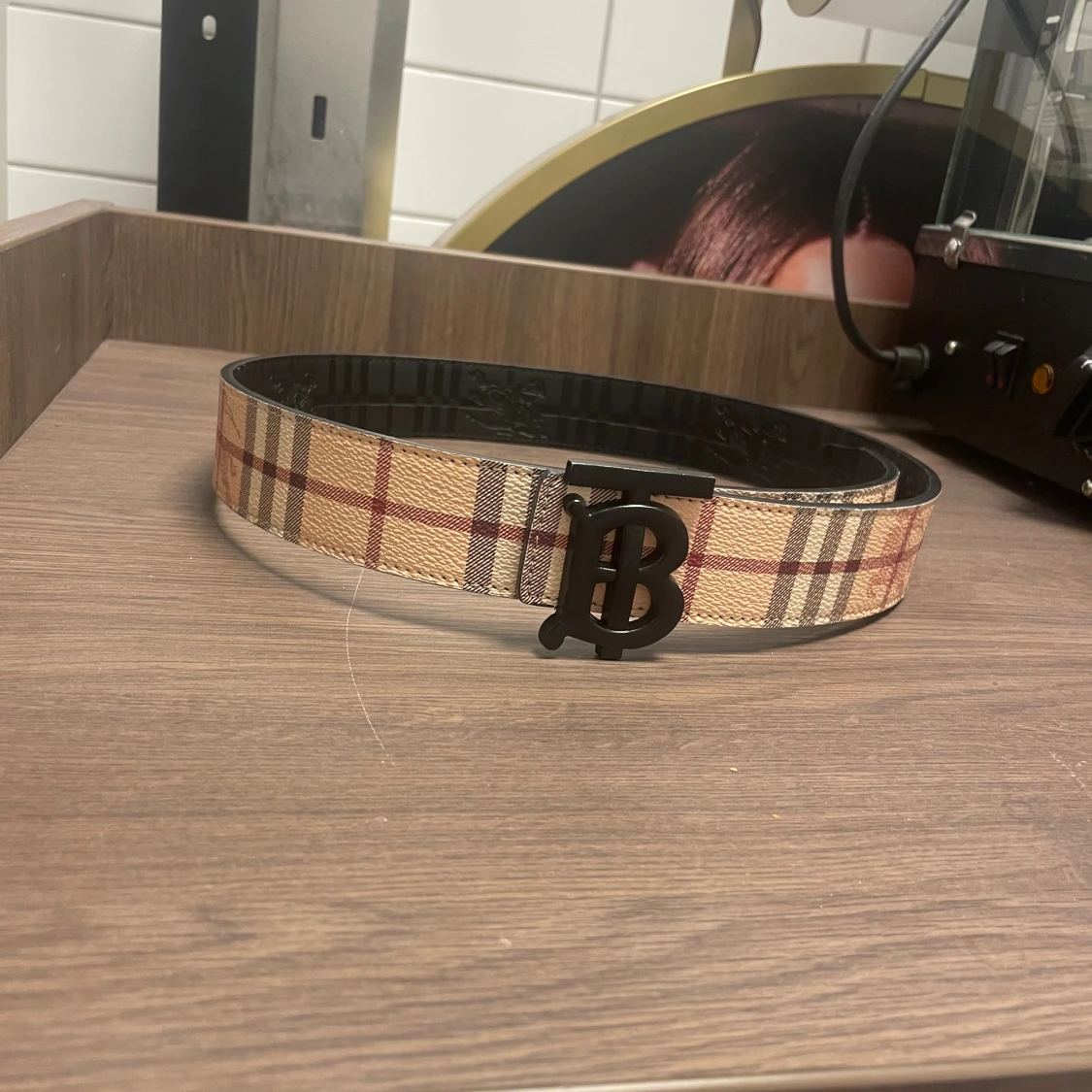 B bälte. I 2 färger svart och beige