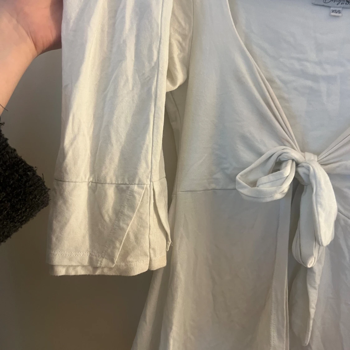 Vit långärmad topp med knyt från Design by Si - 1