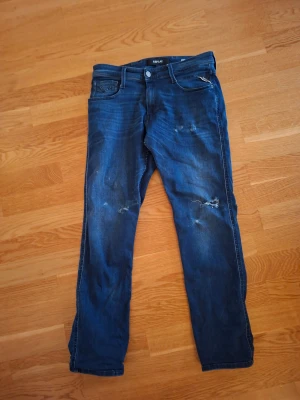 Replay jeans 29/32 - Säljer ett par mörkblå replay anbass, de är slitningar på knäna 