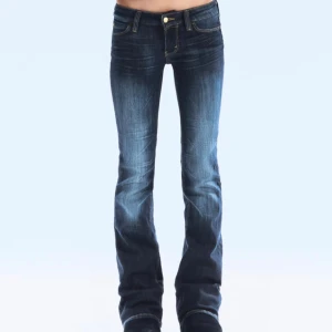 Mörkblå bootcut jeans från Cheap monday  - Snygga mörkblå jeans med bootcut passform från weekday, men märket cheap monday. Jeansen har klassisk femficksdesign, låg midja, och materialet är slitstarkt denim med snygga tvättade effekter och kontrastsömmar. Endast använda en gång så är i väldigt fint skick. Har sprättat upp kanten längst ner för att få de lite längre. Skriv privat för mer bilder. 