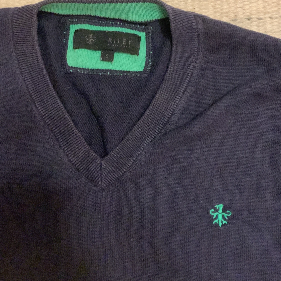 Mörkblå v-ringad tröja Riley S - 1