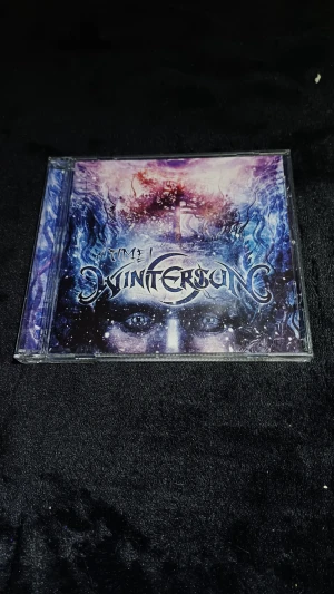 Wintersun - Time I (CD) - Säljer Wintersun - Time I CD-album i originalfodral. Skivan och omslaget är i mycket gott skick utan synliga repor eller skador. Perfekt för samlare och fans av symfonisk metal. Innehåller alla låtar och komplett artwork.