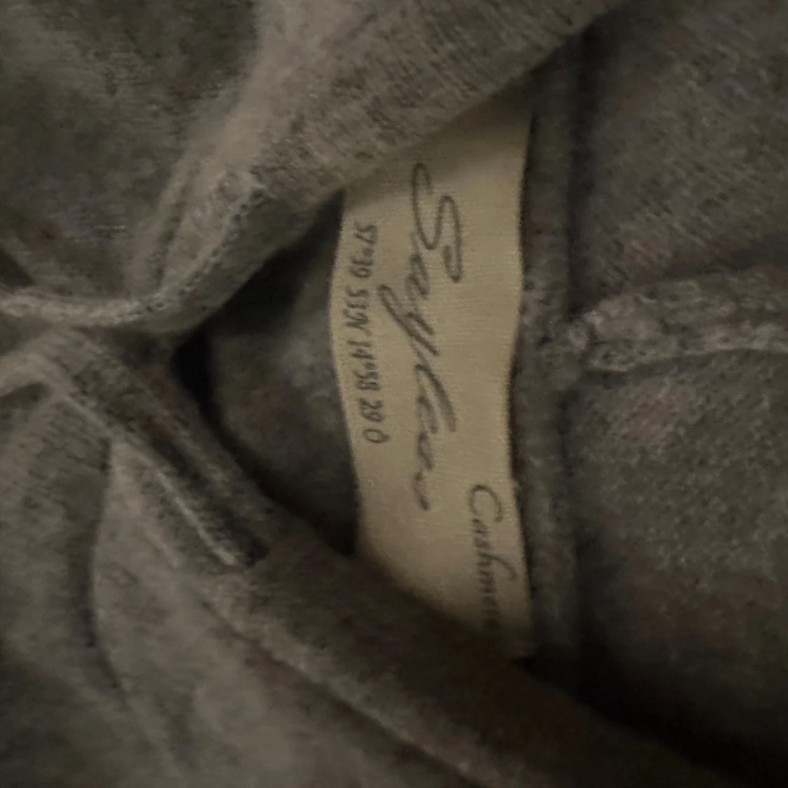 Grå cashmere hoodie från Sayless - 1