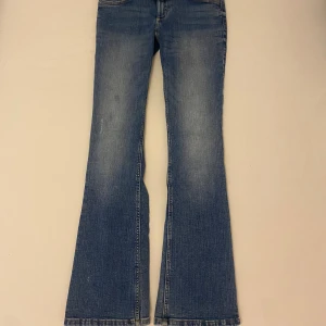 bootcut lågmidjade jeans!! 💗 - Säljer dessa Bootcut jeans från h&m! Det finns ett avtagbart bälte i midjan, de är även justerbara i midjan. De är i storlek 164. Väldigt fina, inga synliga defekter. 🌟
