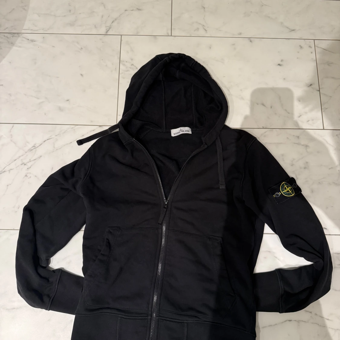 Svart hoodie från Stone Island