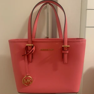 Michael Kors väska ”Jet Set Travel” i Tea Rose - Ny och oanvänd