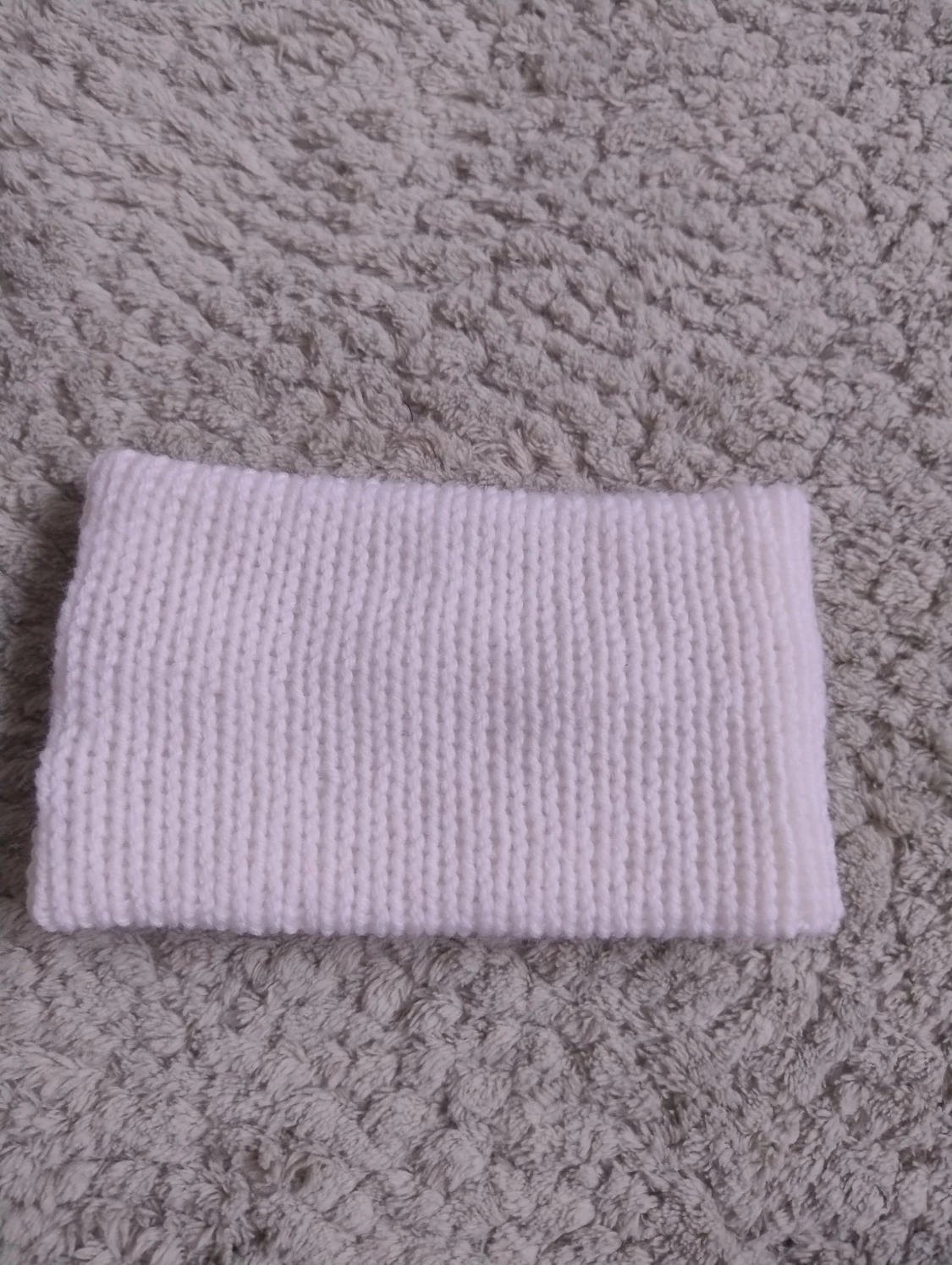 Vitt stickat pannband 