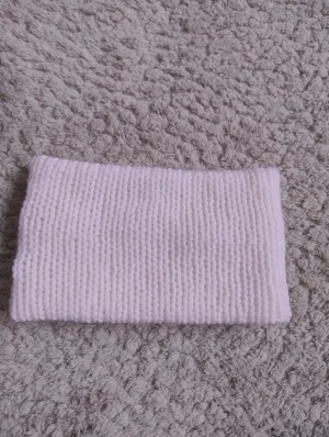 Vitt stickat pannband  - tickat vitt pannband som jag gjort själv. Perfekt för kalla dagar och passar till allt. Mjuk och skön, sitter skönt på huvudet.