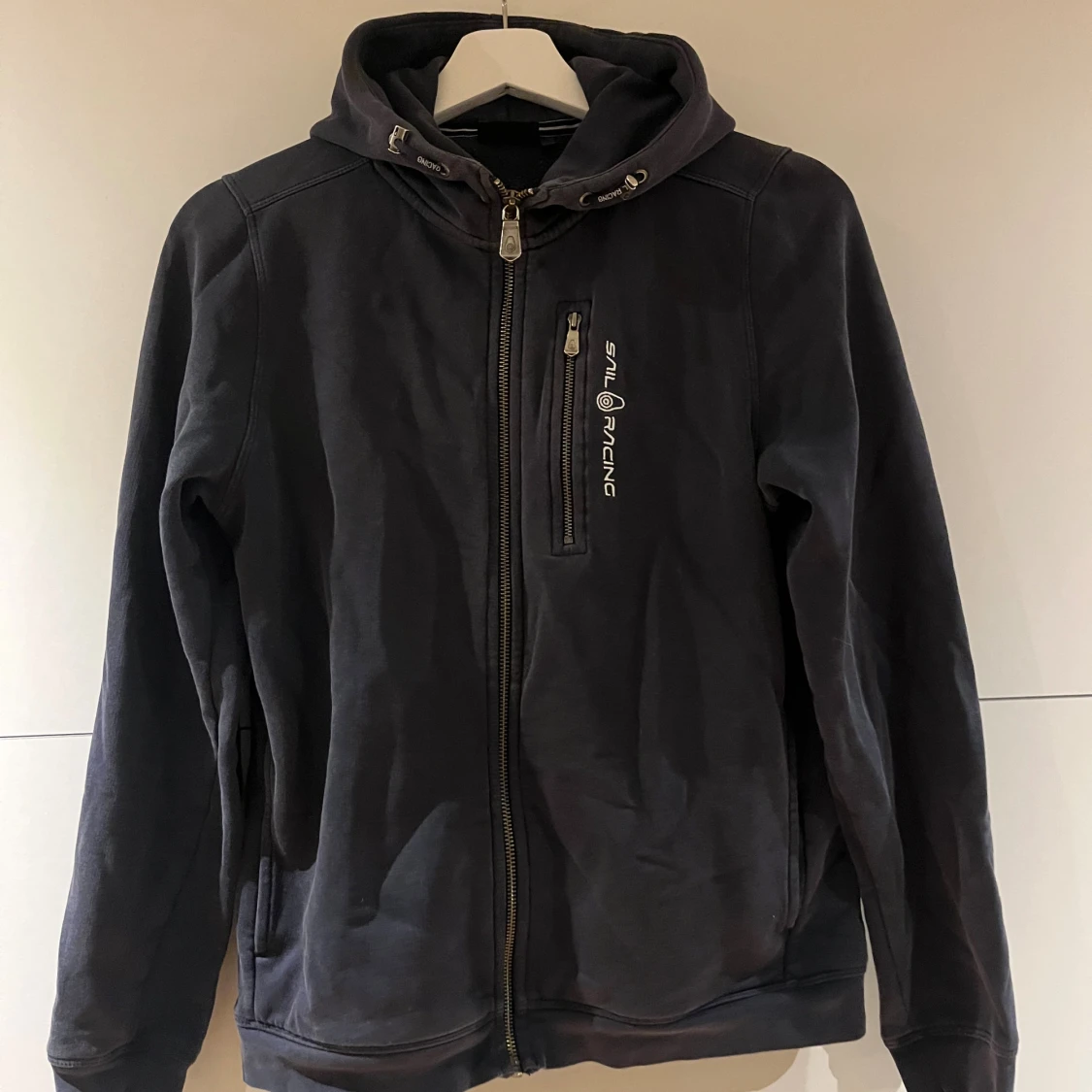 Sail Racing hoodie med dragkedja