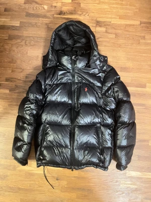 Ralph Lauren Gorham - Säljer en svart Ralph lauren gorham i bra skick!  Size 📏: M  Condition ✨: 9/10 som ny  Pris kan diskuteras vid snabbaffär! 🤗  Alla plagg fraktade inom 24 timmar efter köp! 🚚⏳