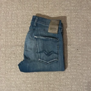 Replay anbass jeans - Tja! Säljer denna feta jeans från Replay!| Modell: Anbass| Mycket gott skick och inga defekter!| Pris alltid diskuterbart!| Vid fler frågor tveka inte att kontakta mig!| //Adam 