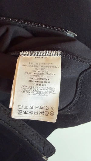 Moncler cardigan fleece  - Moncler cardigan fleece grenoble. Skick 8/10. Storlek S. Pris 1990kr. 