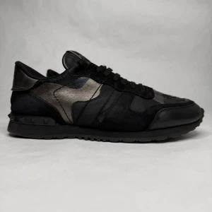 Valentino Rockrunner  - Jätte feta valentino rockrunners i jättebra skick 8/10. Storlek 40. Inga stora skador eller likande. Hör av dig vid frågor eller likande