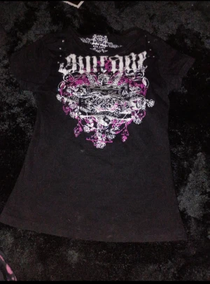 Y2k Grunge emo top  - Storleken på etiken är XL men den passar som storlek S (se bilden)  #emo #emocore #emoy2k #emostyle #y2k #y2kstyle #y2kaesthetic #y2kfashion #y2ktrend #2000s #2000sstyle #2000sfashion #2000svibe #alternative #altstyle #alternativefashion #alternativestyle #streetwear #streetstyle #tapout #rocknroll #rockrevival #missme #truereligion #vinatge #rockcafe