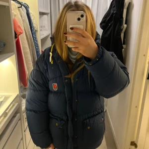 Mörkblå pufferjacka från Fjällräven - Säljer en jättefin mörkblå vinterjacka från Fjällräven❣️ perfekt för nu till vintern❄️ hör av dej för fler bilder och info❣️större varianten!❣️pris kan diskuteras!!