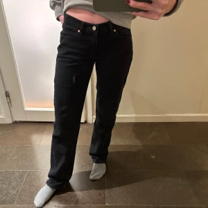 Svarta straight jeans från Abrand - Svart-gråa🖤🩶 Low rise  W25 passar mig i längden som är 162cm Sparsamt använda