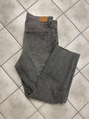 Gråa weekday jeans, model barrel - Säljer ett par gråa stilrena jeans, säljer dom pga att jag inte gillar passformen. St 32/32 .