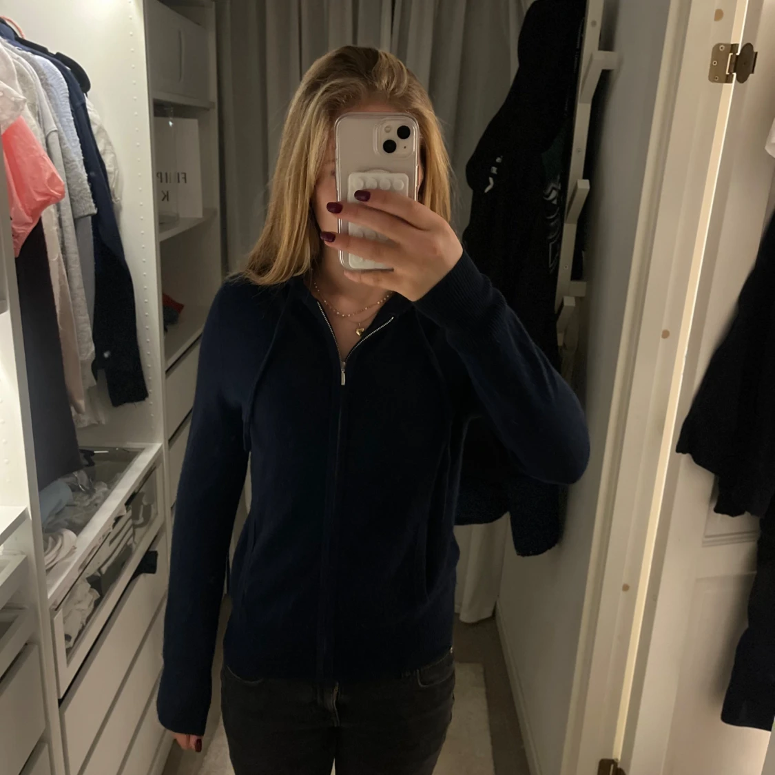 Mörkblå hoodie i kashmir från Soft Goat - 1