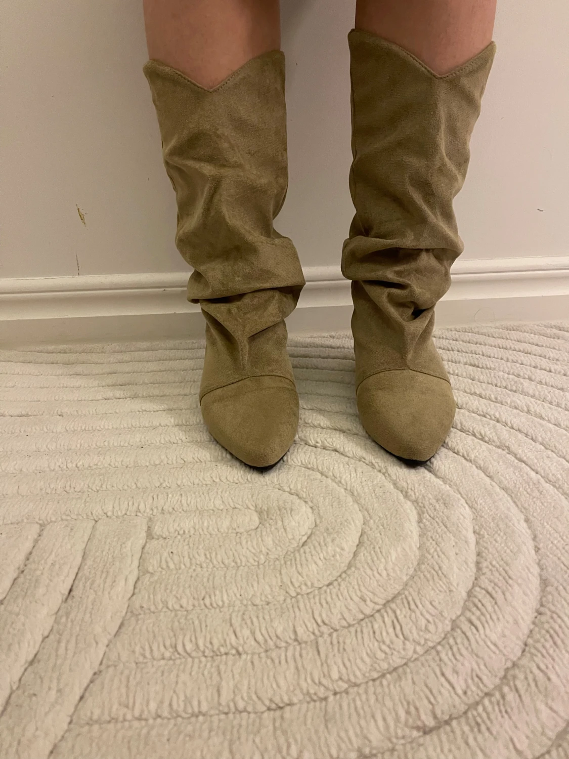 Beige mocka boots med spetsig tå