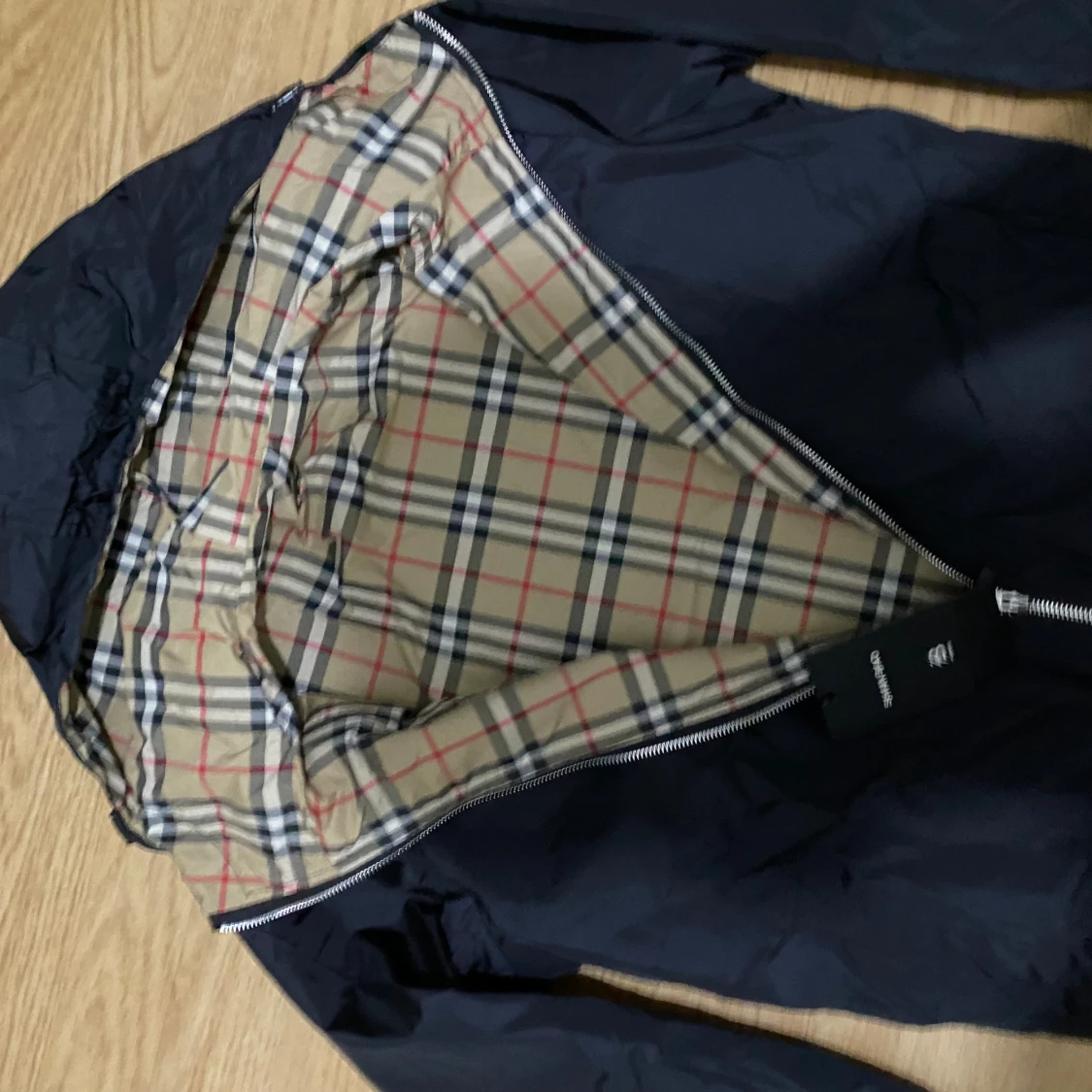 Svart vindjacka med rutig huva - 1