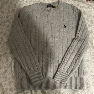Grå stickad Ralph Lauren tröja  - En knappt använd stickad Ralph Lauren tröja i storlek S. Riktigt fet tröja och perfekt nu inför vintern, skriv om du har några frågor! 🤝☺️