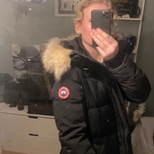 Svart lång Canada Goose dunjacka - Hej! Jag säljer min canada goose då den bara hänger och den blivit för stor för mig och den inte riktigt är min stil längre  💕pris går alltid att diskutera 