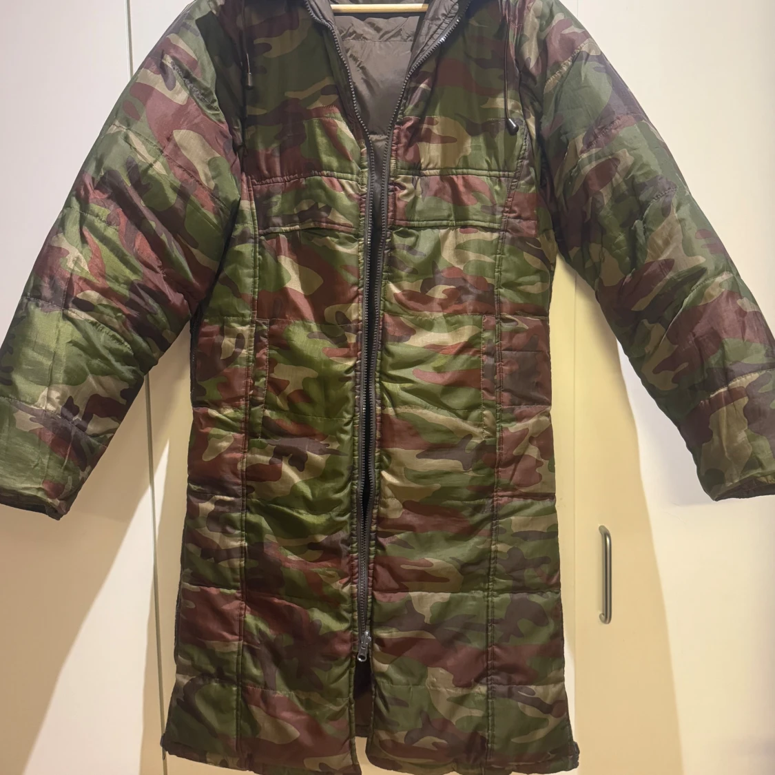 Lång brun pufferjacka med camouflage - 1