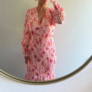 Klänning - Använt 1 gång passar S och M