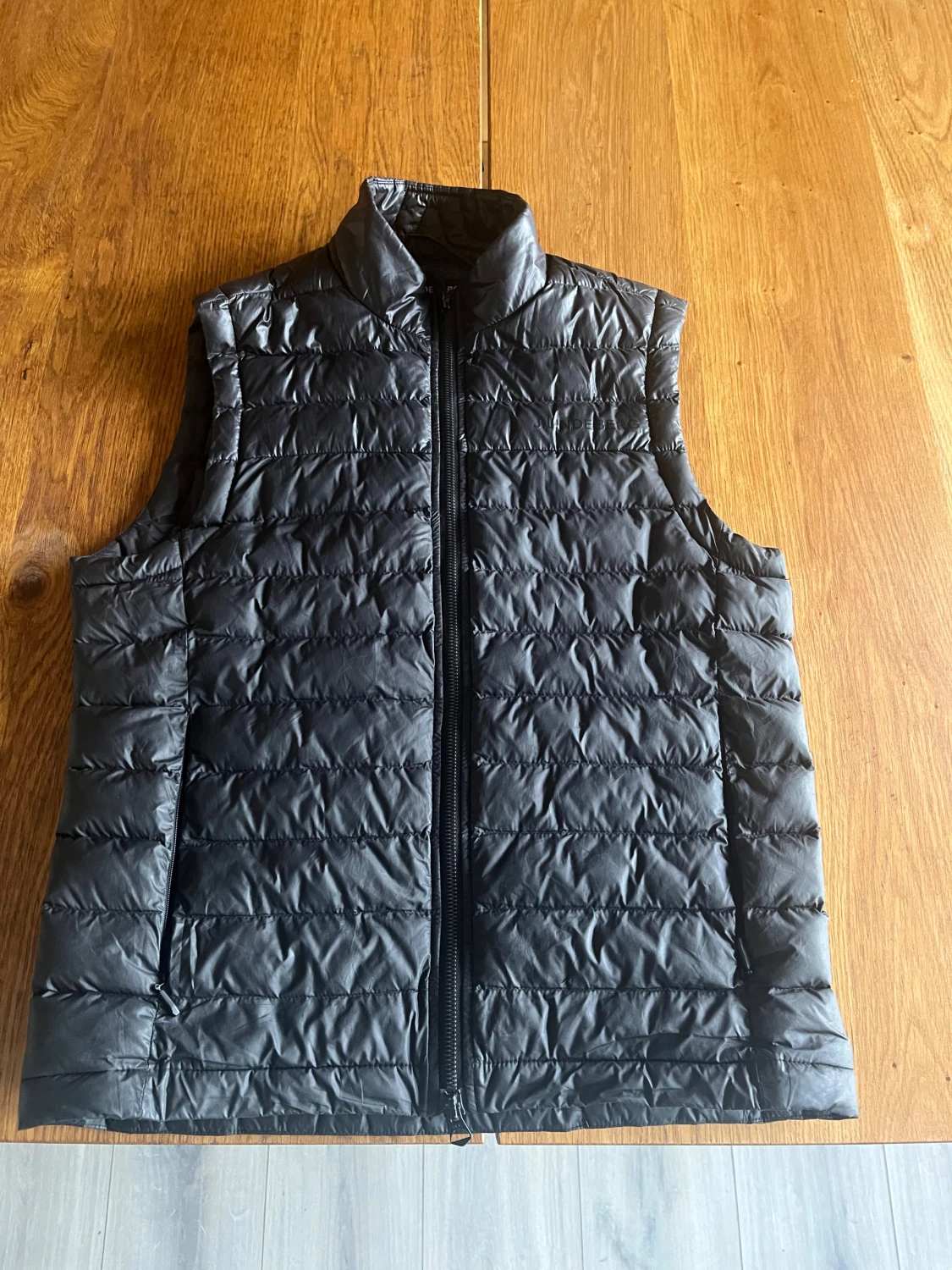 Svart dunväst från J.Lindeberg - 2