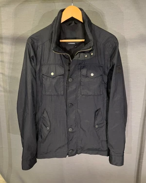 Field jacka j Lindeberg M navy - Säljer denna sjukt snygga field jacka! Size M! Modellen är 179cm. Passar bra på ca 181-187cm! Hör av dig vid minsta fundering 🤩