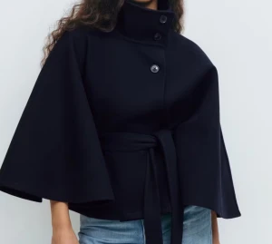 Poncho marinblå från Gina Tricot - Jag säljer just denna eftersom att den är för liten och jag aldrig skickat tillbaka den! Vill ni ha fler bilder på hur den sitter är det bara att skriva det. Har aldrig använt den ute bara testat.
