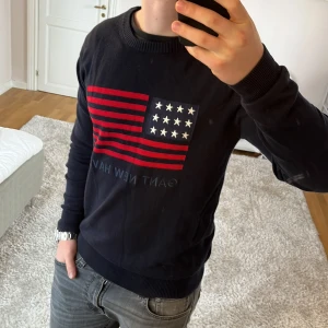 Gant Sweatshirt med usa flagga  - Sweatshirt | Mycket bra skick | Size - M | Pris 399 | Hör av dig vid minsta fråga eller fundering📩