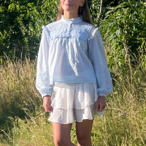 Ljusblå blus från Lindex!🩵🩵🩵 - Supersöt ljusblå blus från Lindex med volangdetaljer och spets längs axlar och bröst. Blusen har knappar framtill, lång ärm med puff och liten ståkrage. Tillverkad i mjuk bomull, använd ett fåtal gånger inga defekter!🩵 