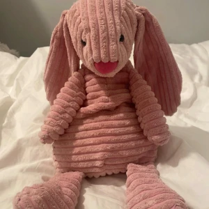 jellycat bunny! 🐰  - detta är en rosa jellycat kanin, om ni vill ha bevis på att det är en äkta jellycat kan ni kontakta mig!🤍