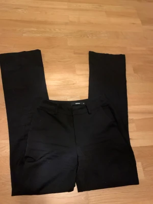 Kostymbyxor från BikBok - Kostymbyxor från BikBok, köptes på plick men säljs då de inte passade mig