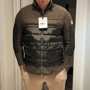 Moncler Jacka - Moncler jacka, aldrig använd. Aldrig använd. Passar dig mellan 170 - 178 cm lång. 90 kg