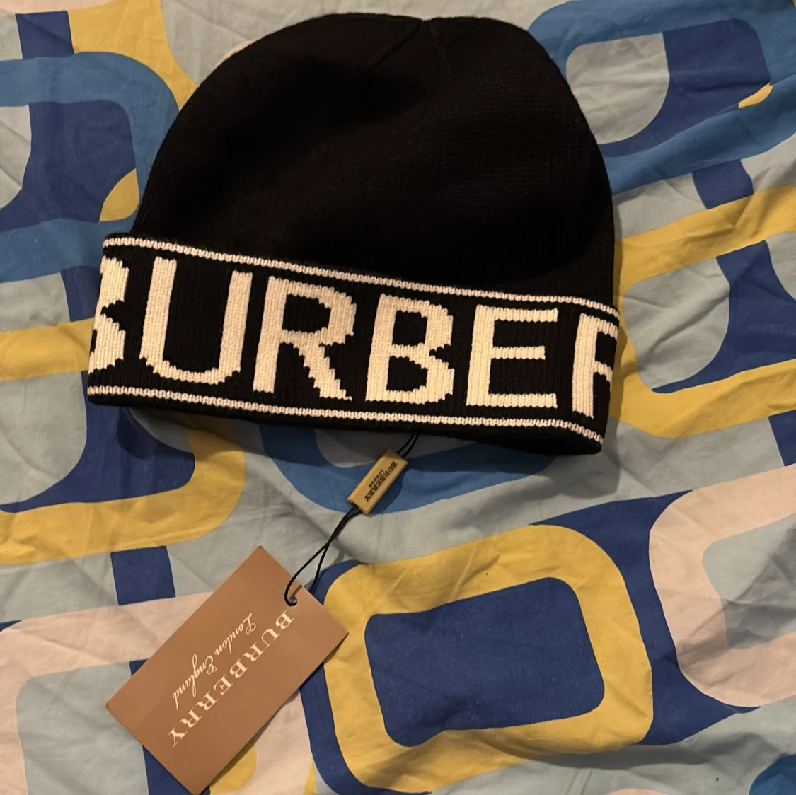 Svart Burberry mössa 