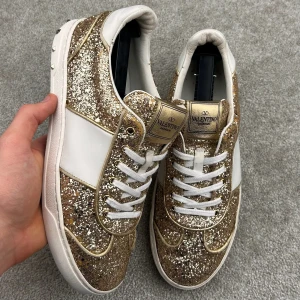 Valentino flycrew guld - Valentino flycrew guld | Skick 8/10 (Några stygn har släppt lite, samt snörena är utbytta) | Strl 38,5 | Pris 1799 kr | Tillbehör: Inget | Hör av dig om du undrar något!